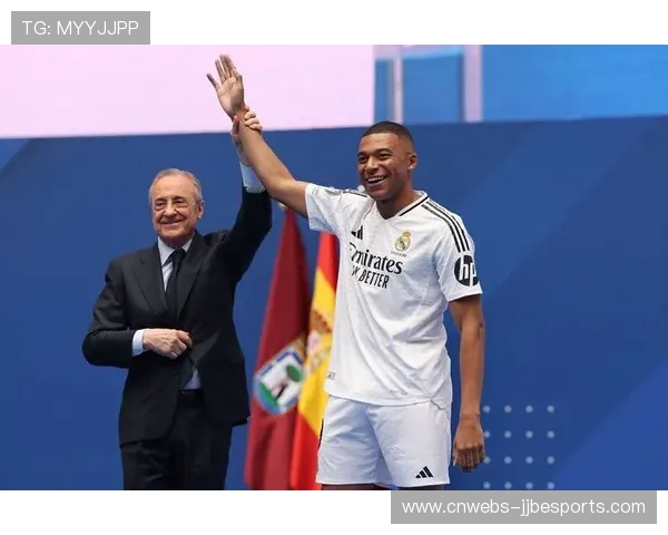 姆巴佩亮相伯纳乌仪式举行，八万名球迷现场迎接